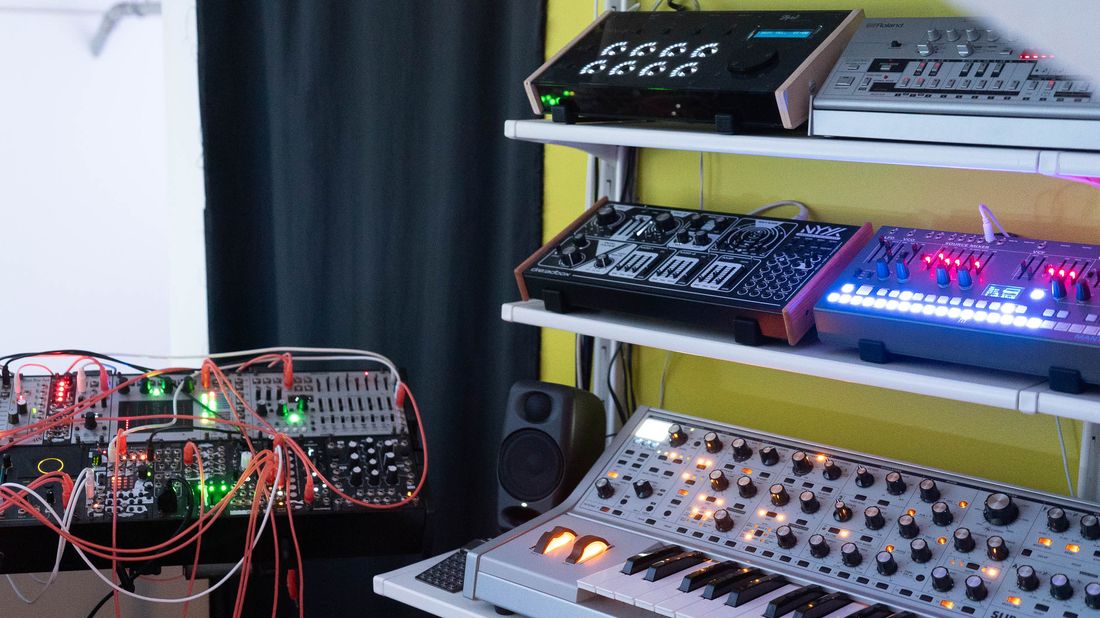 Eurorack modular synced to the desk